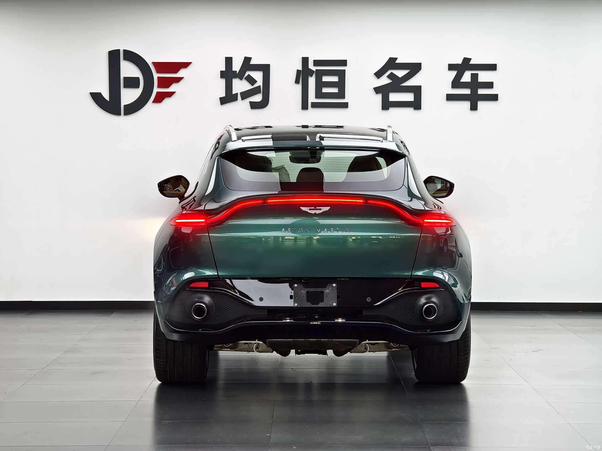 Aston Martin DBX, 1900 4