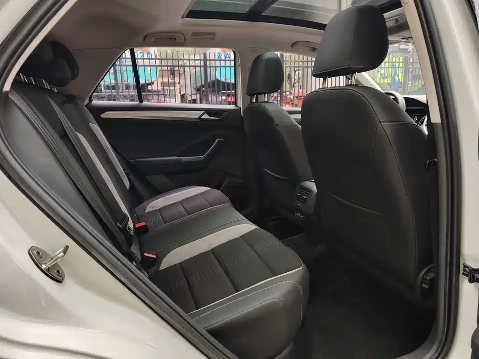 Volkswagen T-ROC exploring Songs