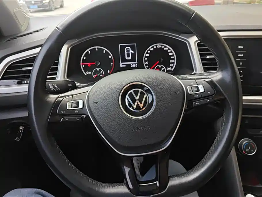 Volkswagen T-ROC exploring Songs
