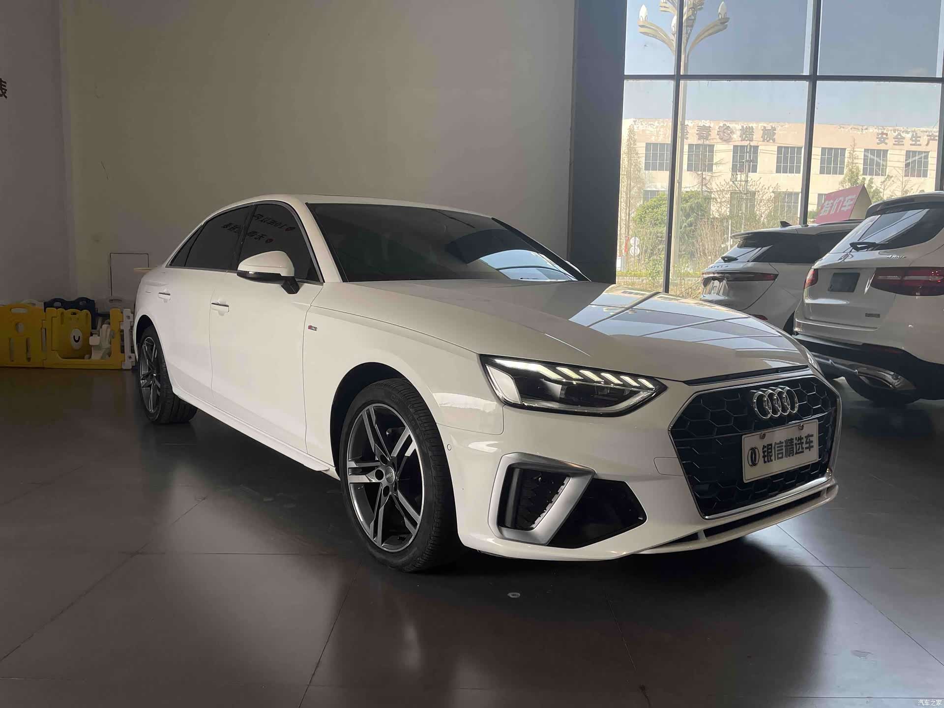 Audi A4L, 2022 все фото