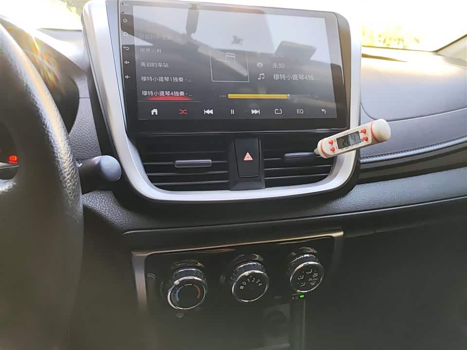 Toyota YARiS L to enjoy