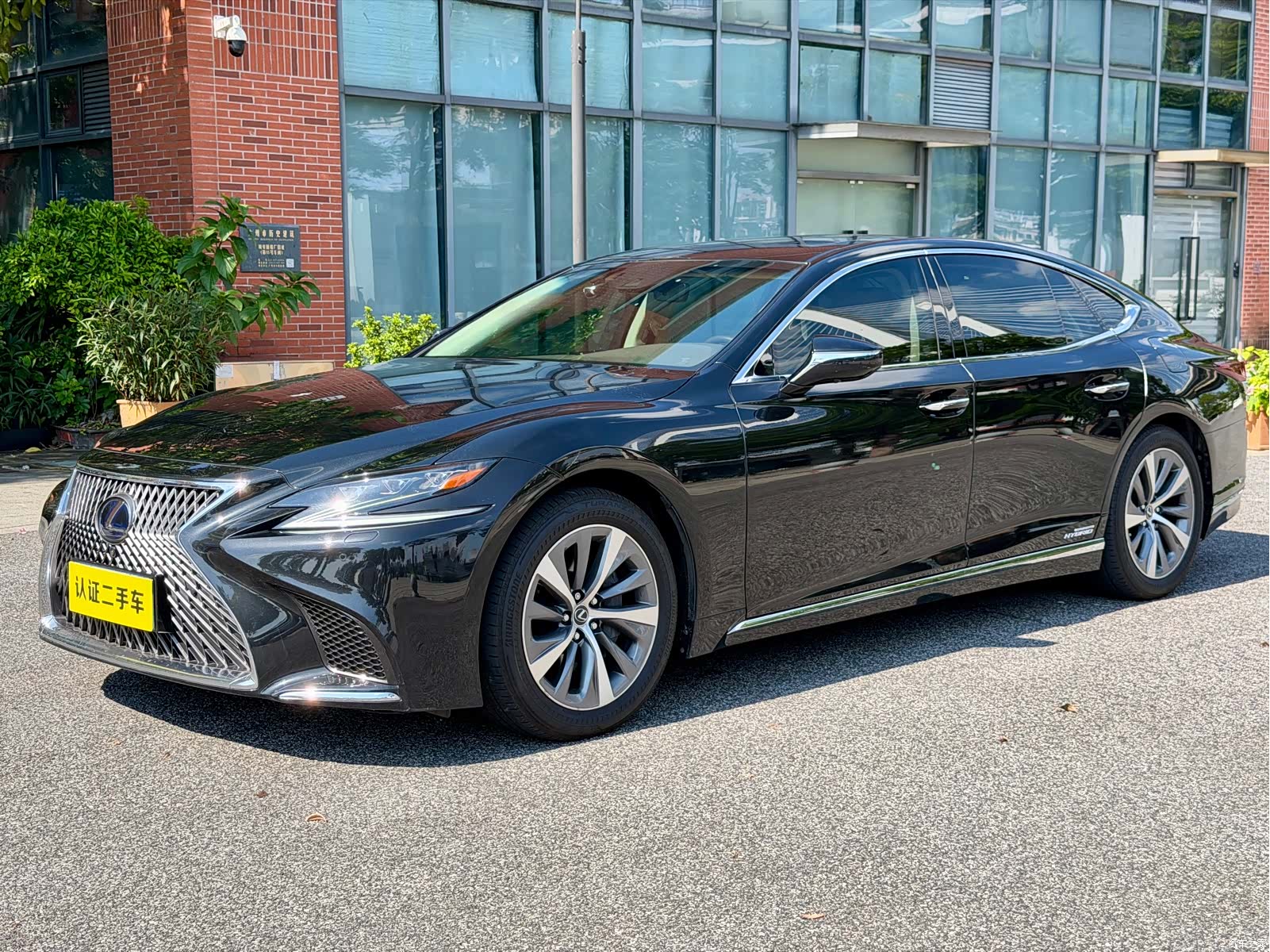 Lexus LS, 2020 1