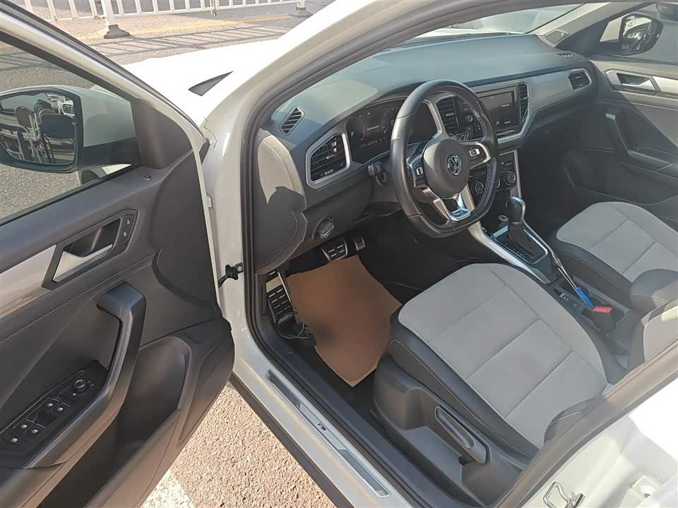 Volkswagen T-ROC exploring Songs