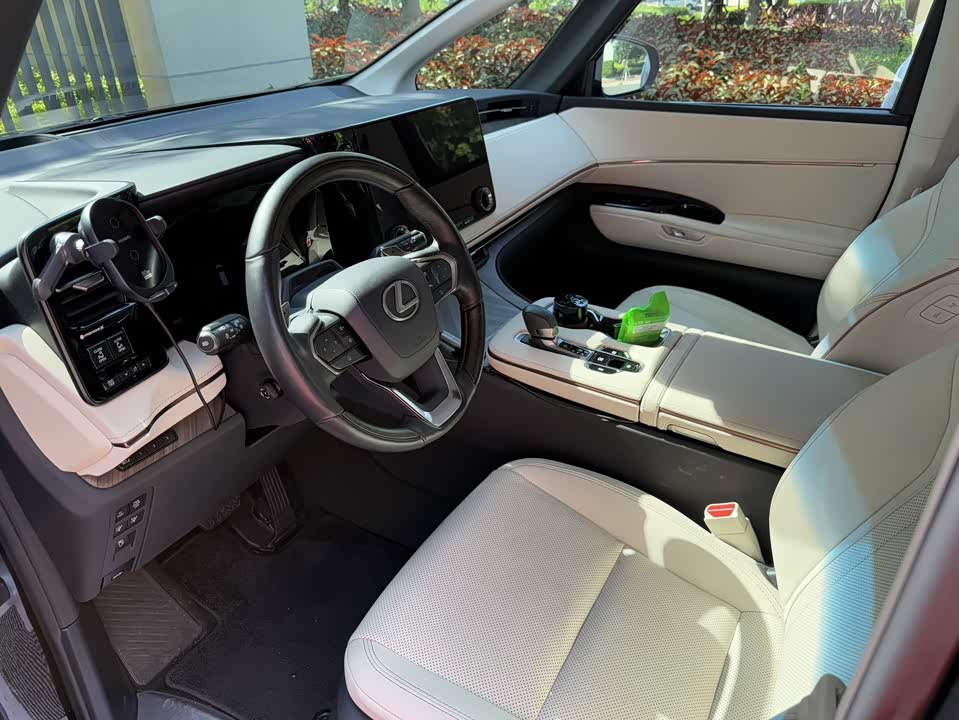 Lexus LM Lexus LM