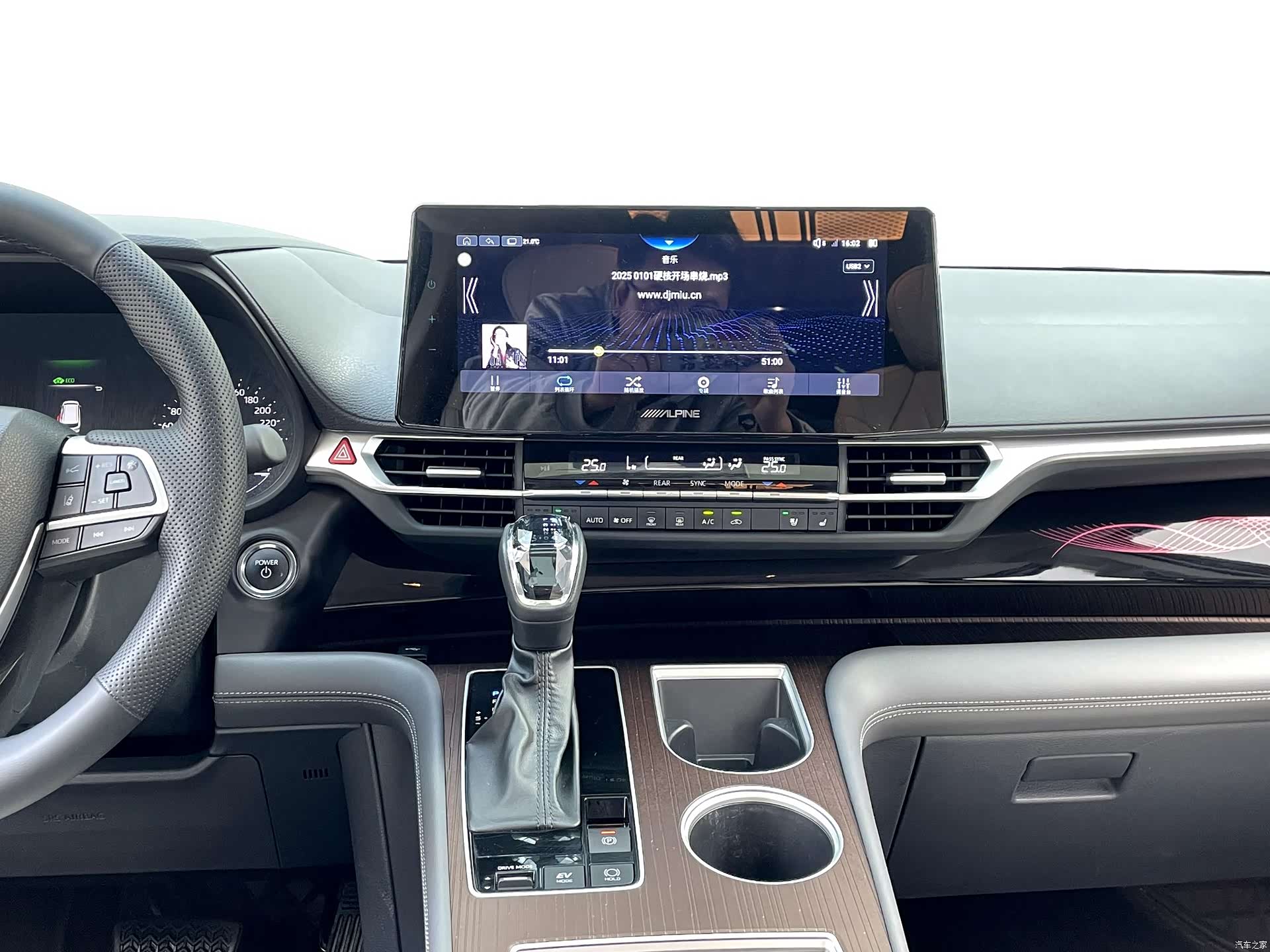 Toyota Granvia, 2025 18