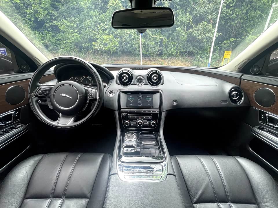 Jaguar XJ
