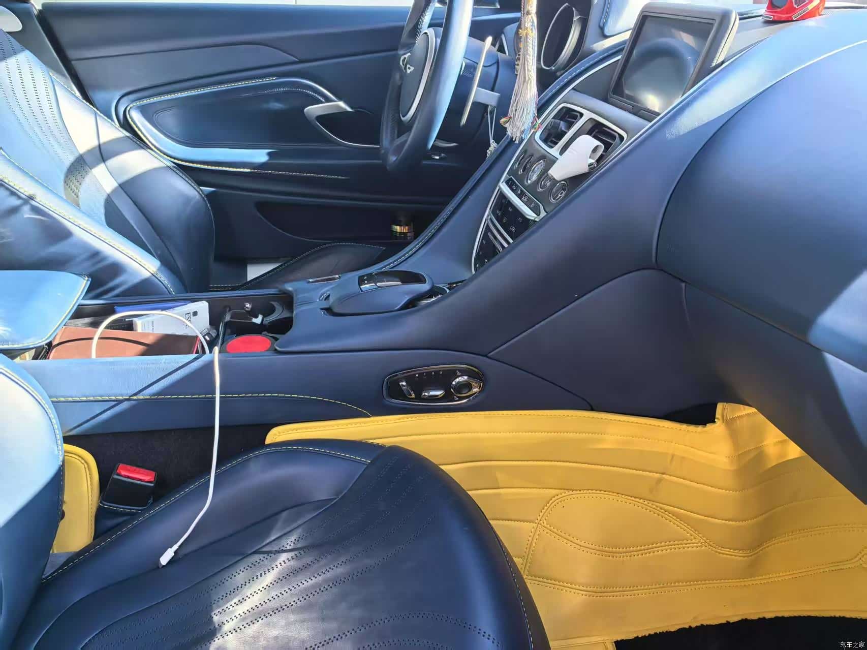 Aston Martin DB11, 2019 15
