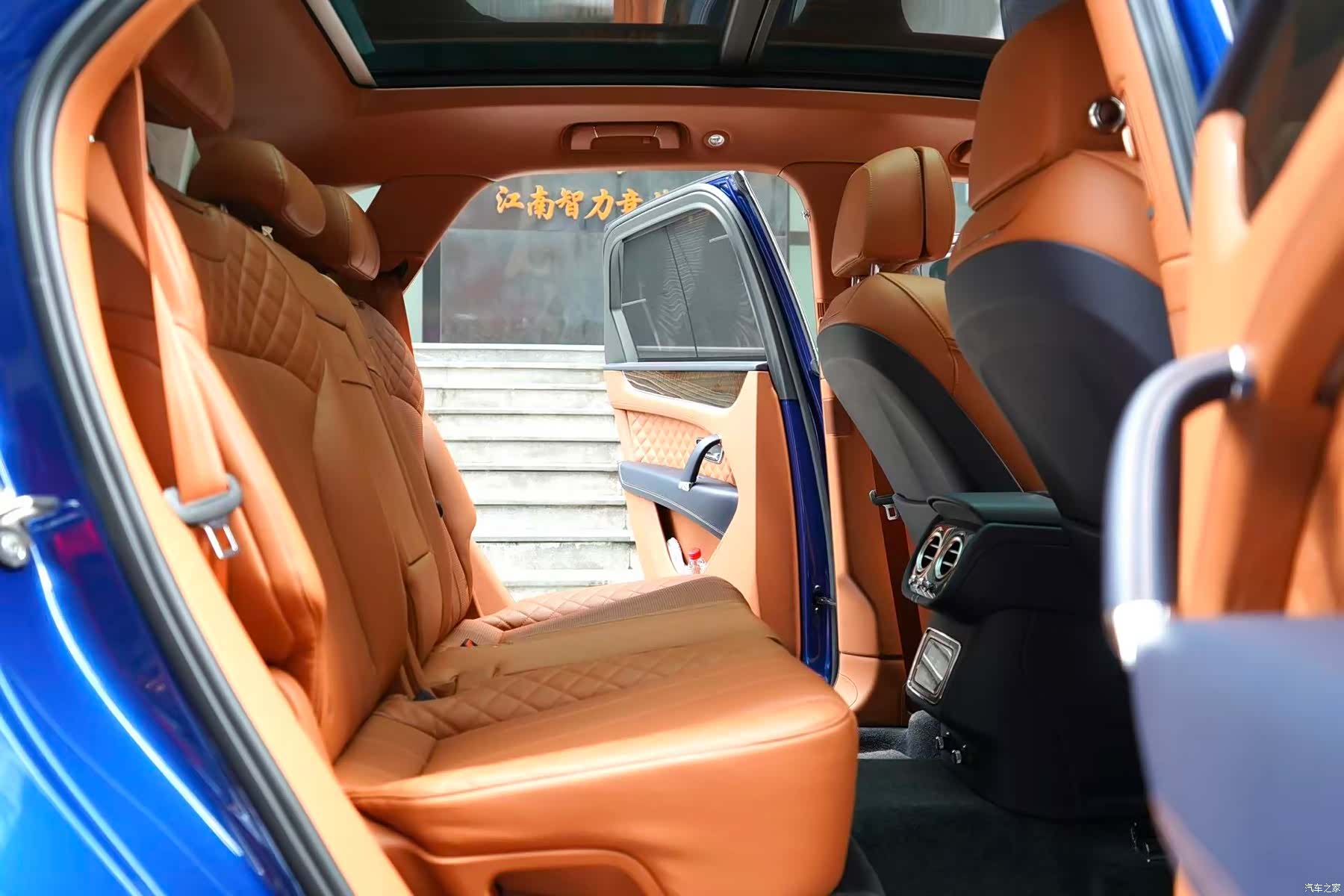 Bentley Bentayga, 2017 11