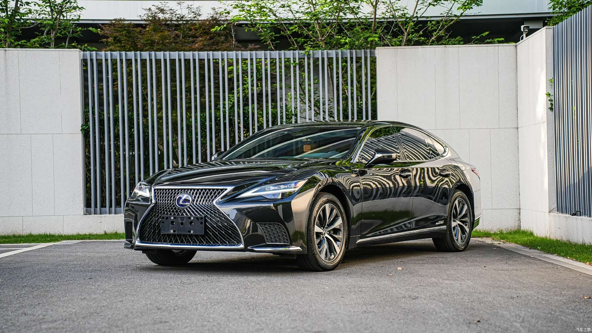 Lexus LS, 2023 1
