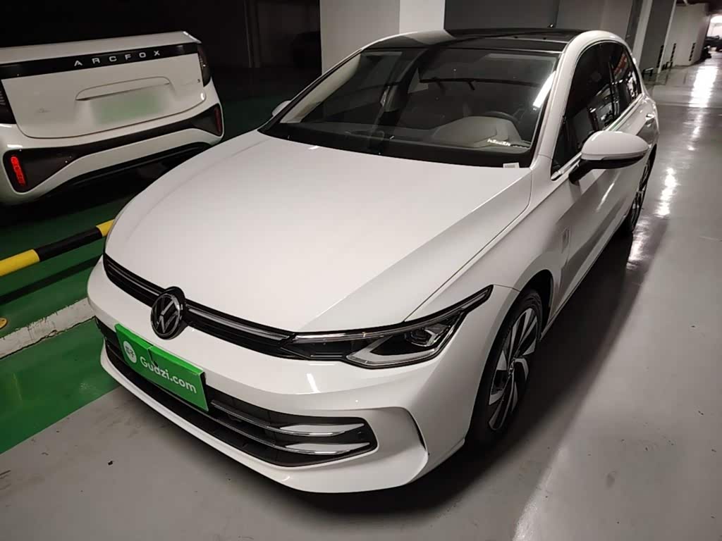 Volkswagen Golf 2025 300TSI Pro