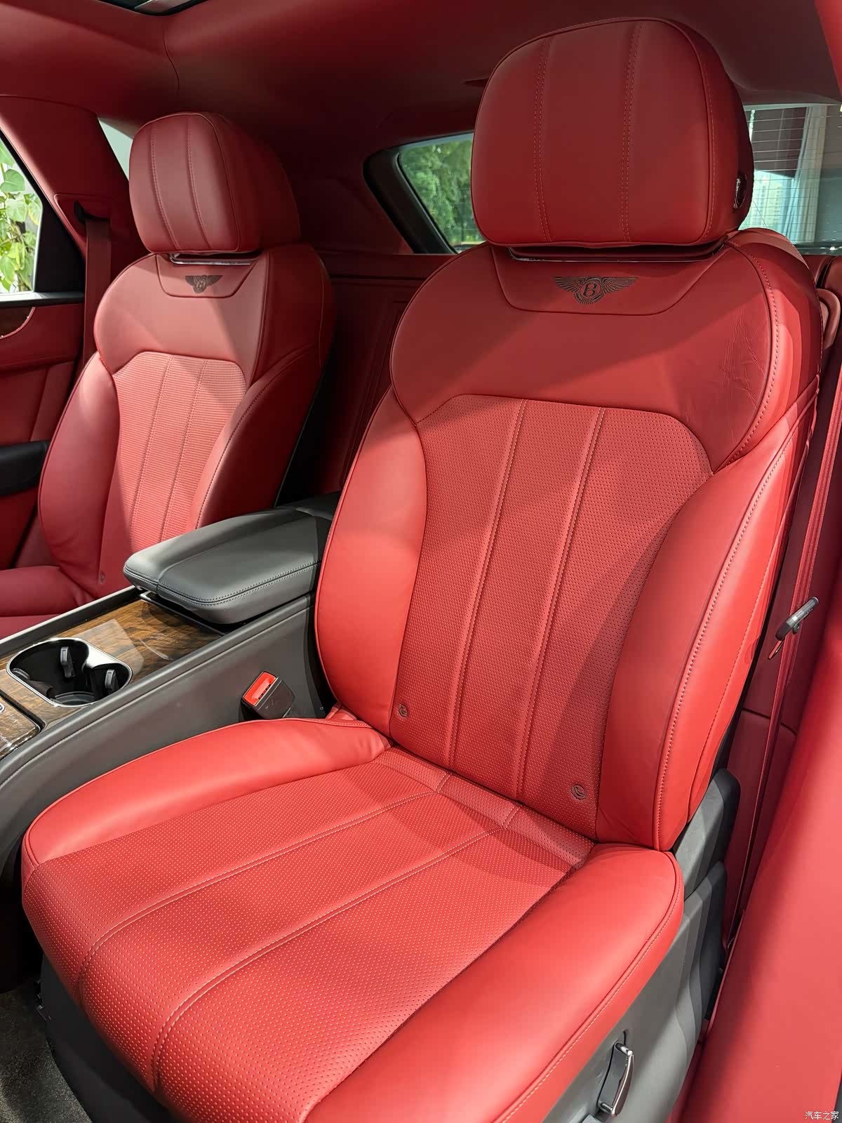 Bentley Bentayga, 2020 10