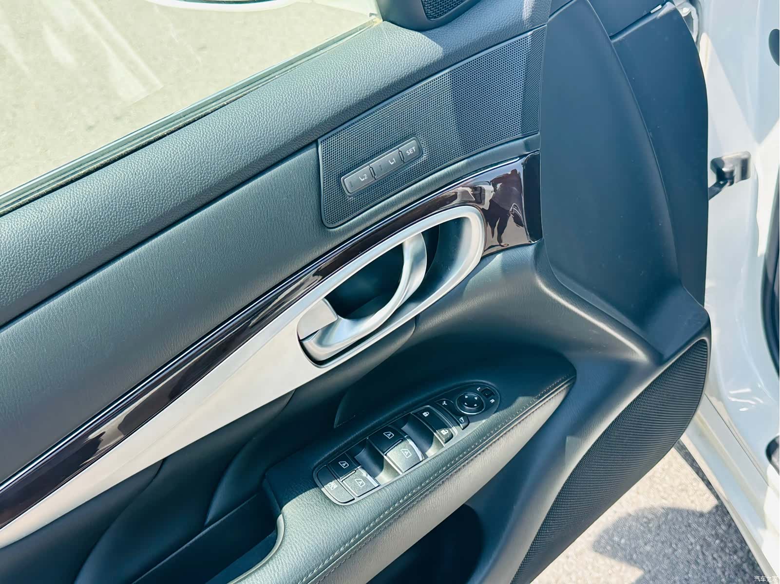 Infiniti Q70, 2015 10