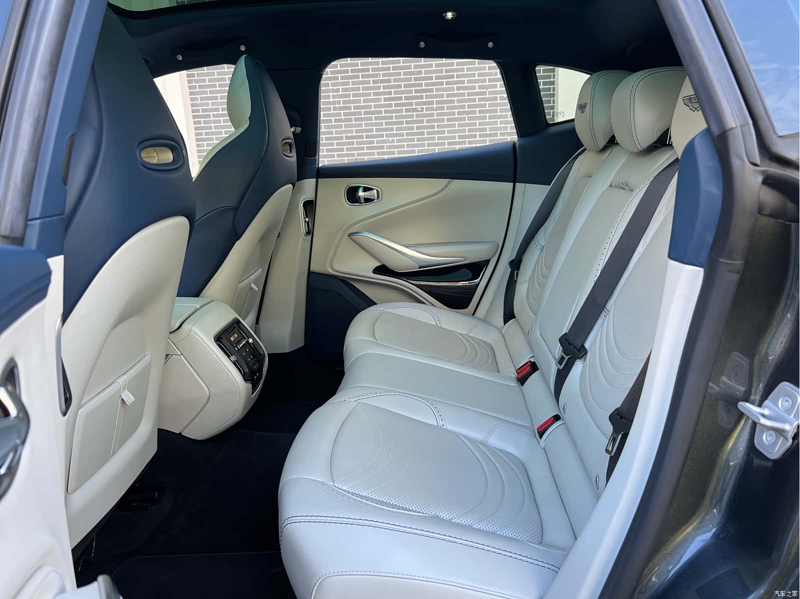 Aston Martin DBX, 2024 14