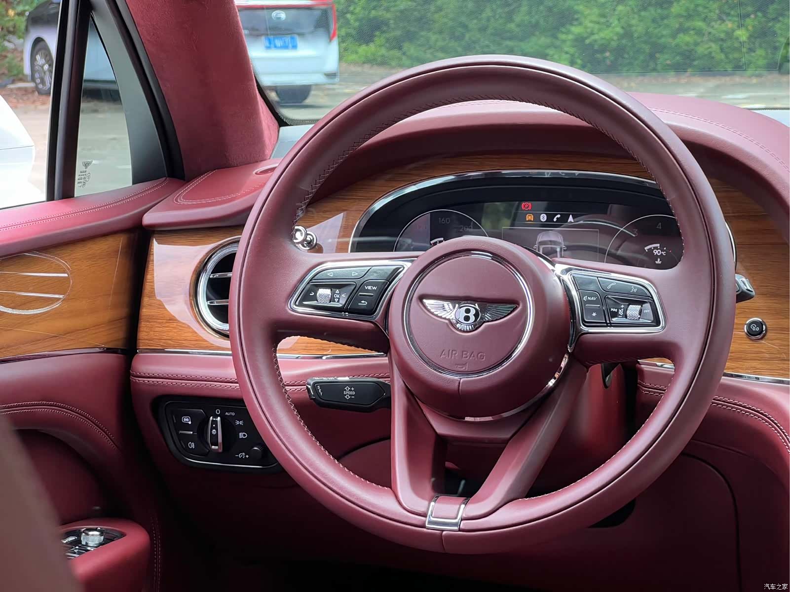 Bentley Bentayga, 2021 20