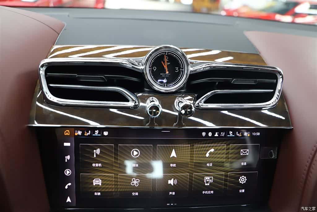 Bentley Bentayga, 2022 15