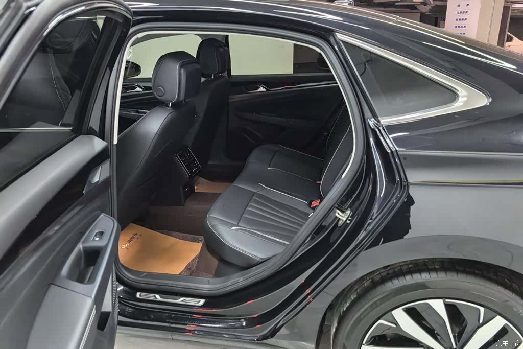 Volkswagen Passat, 2024 11