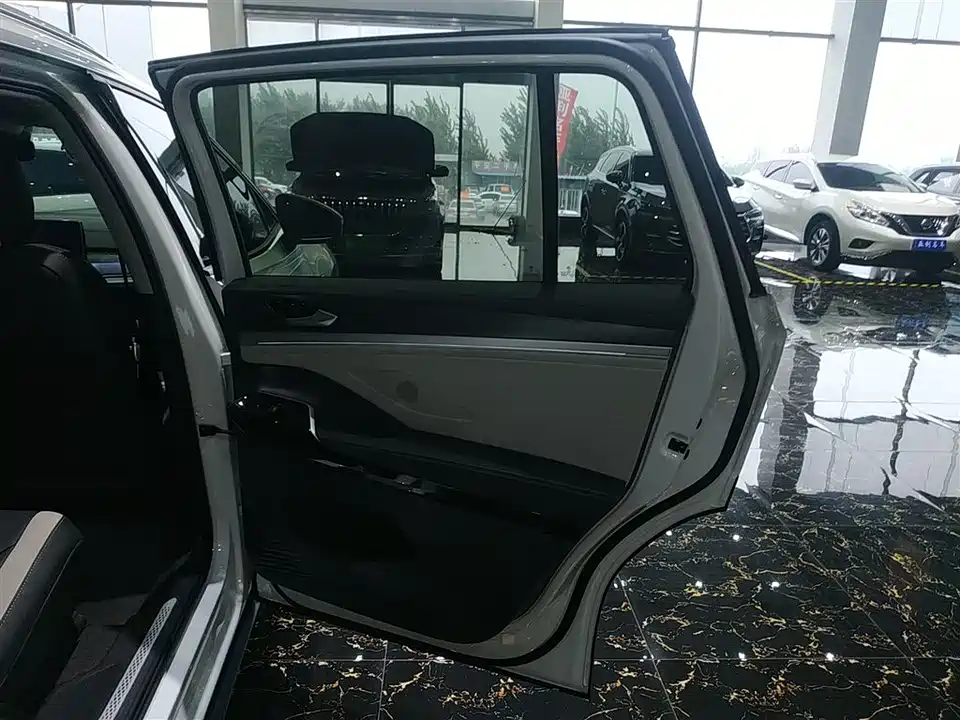 Volkswagen ID.6 CROZZ