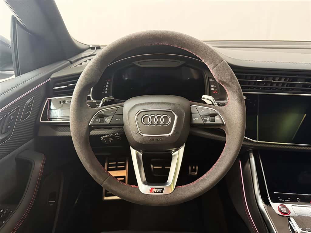Audi Q8, 2025 11