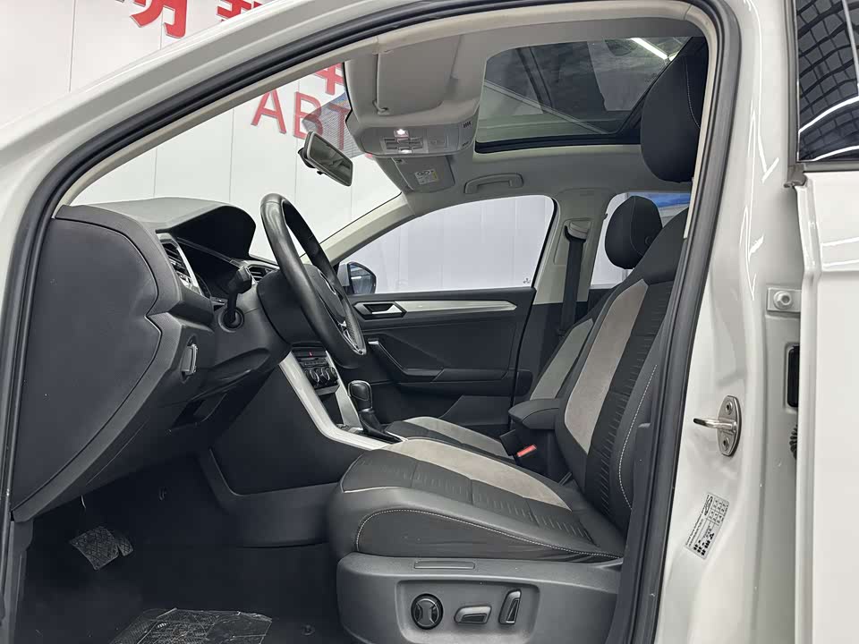 Volkswagen T-ROC exploring Songs