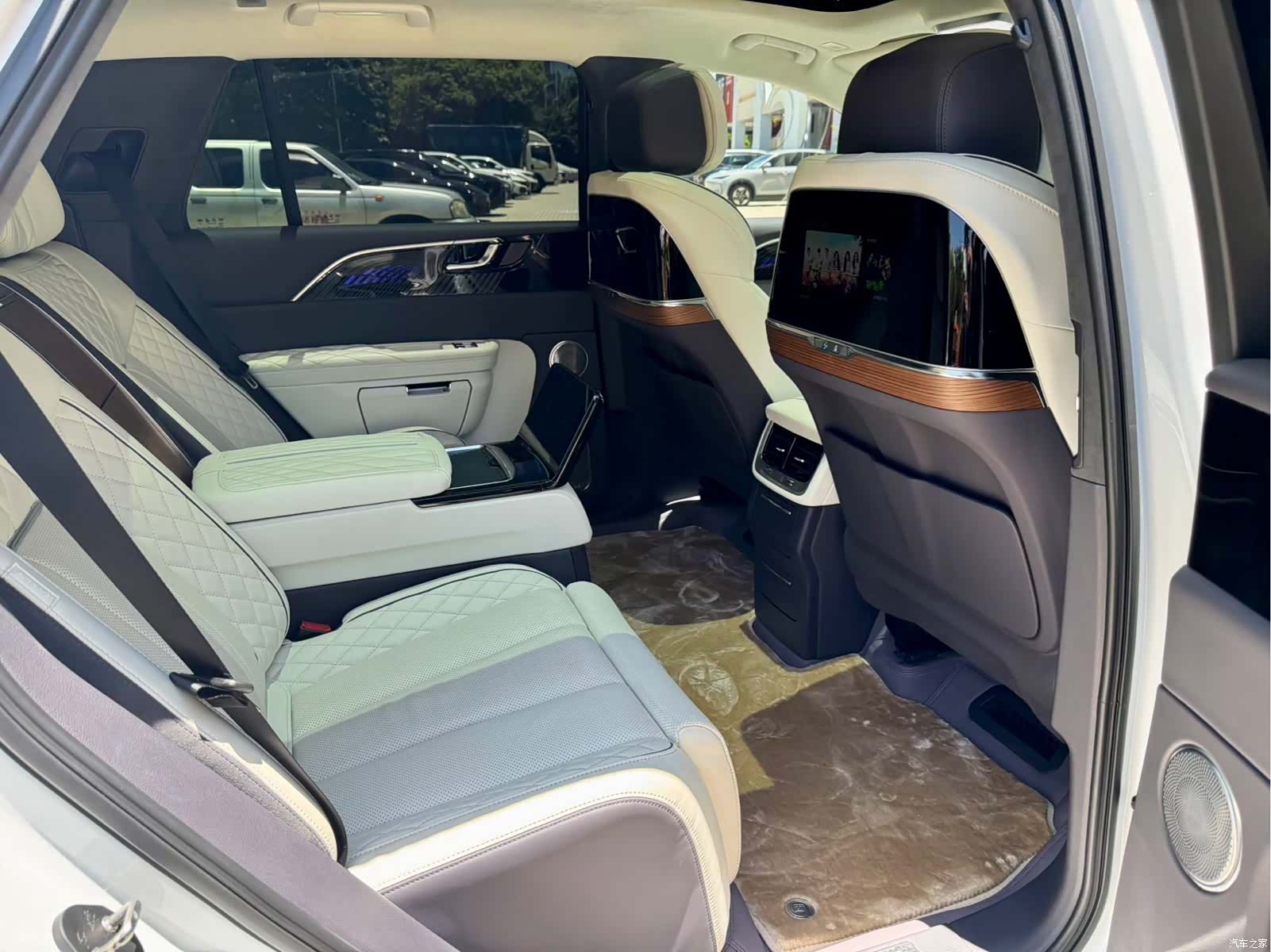 Hongqi E-HS9, 2021 9