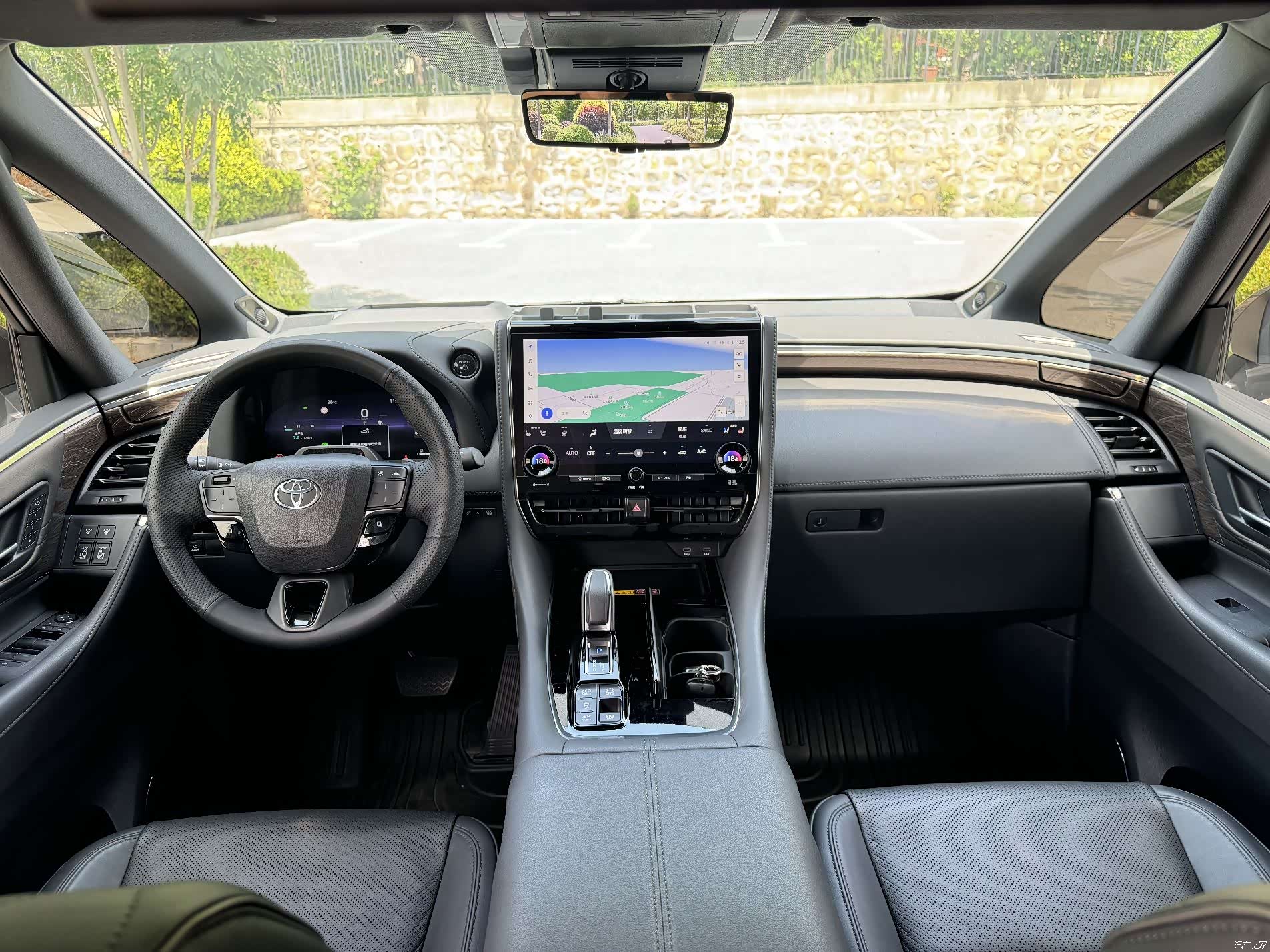 Toyota Alphard, 2024 9
