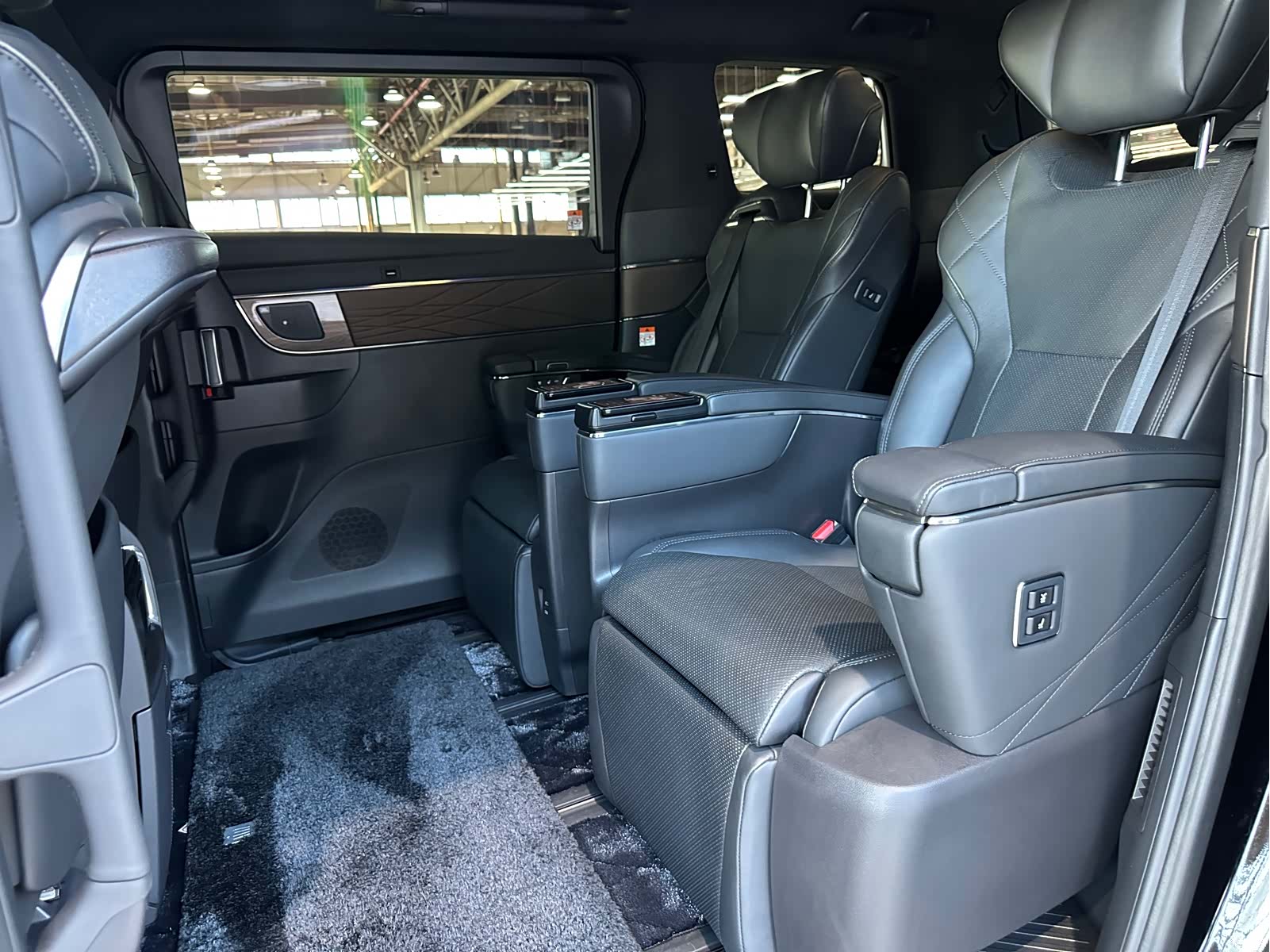 Toyota Vellfire, 2024 11