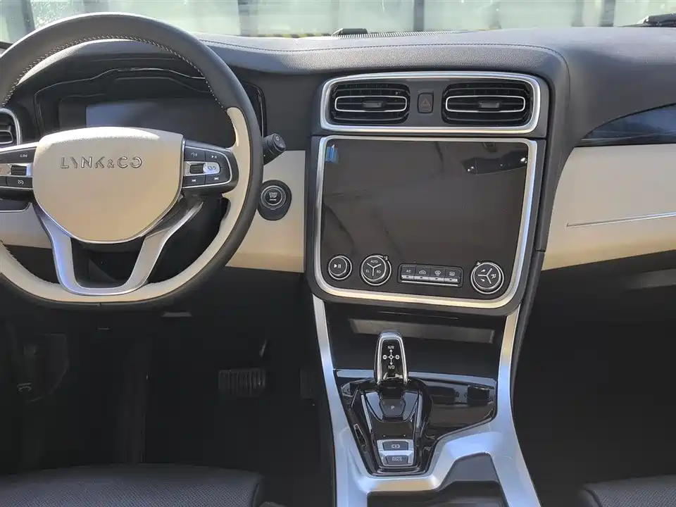 Lynk & Co 01
