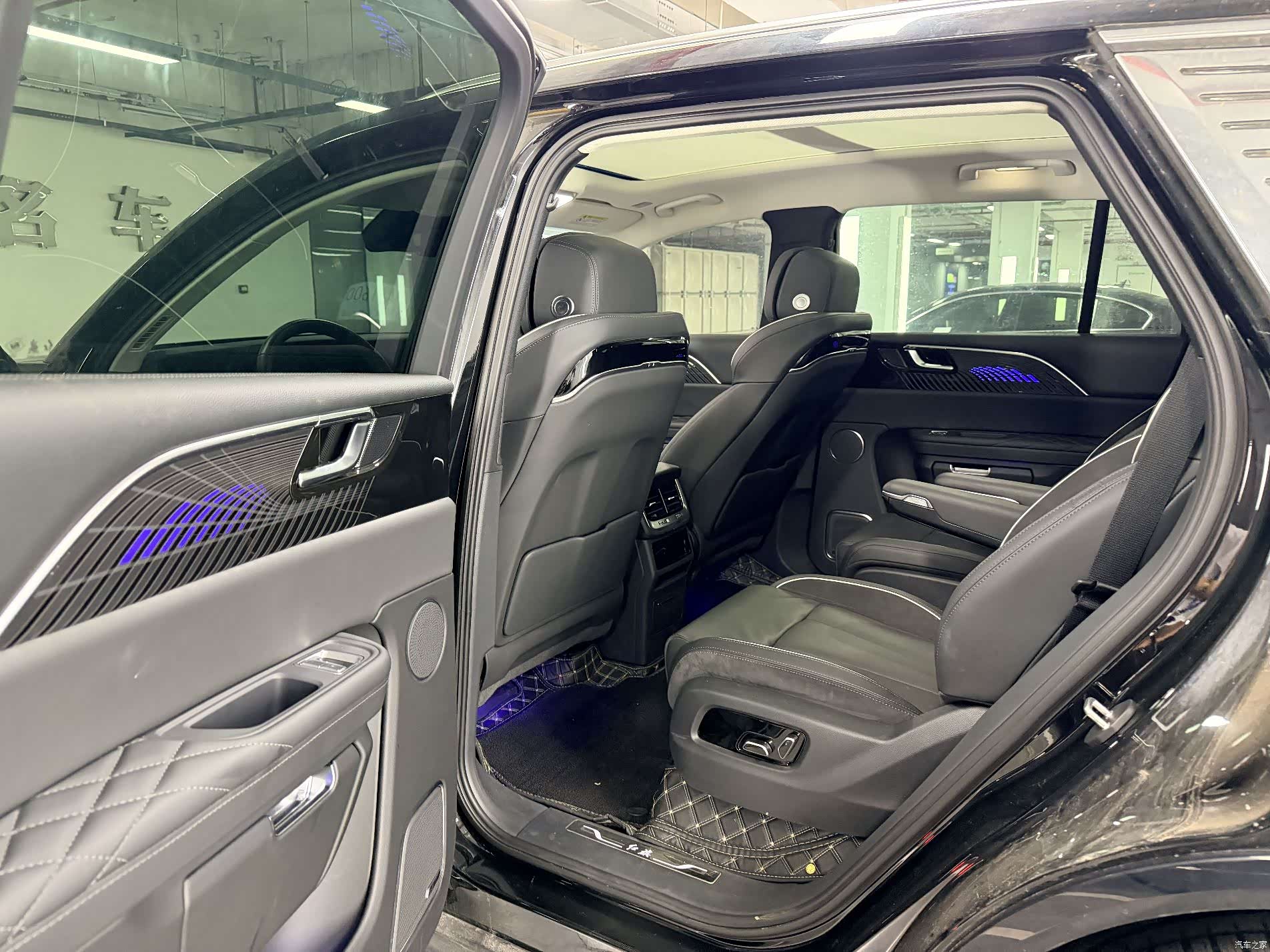 Hongqi E-HS9, 2023 7