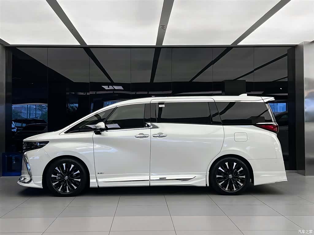 Toyota Alphard, 2025 3
