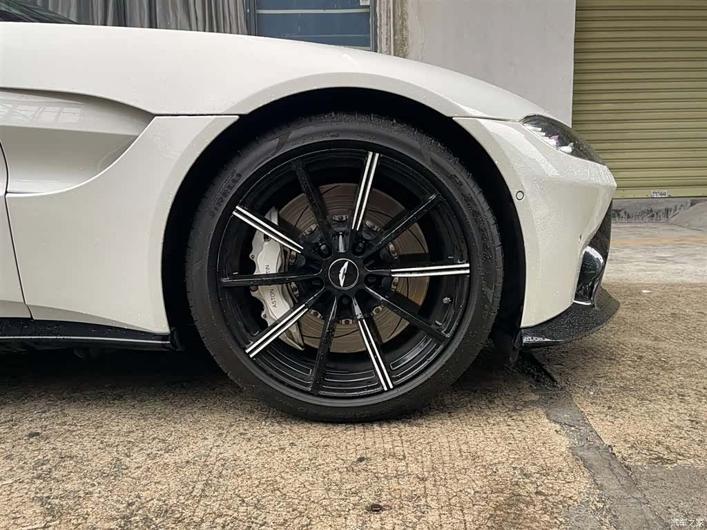 Aston Martin Vantage, 2019 все фото