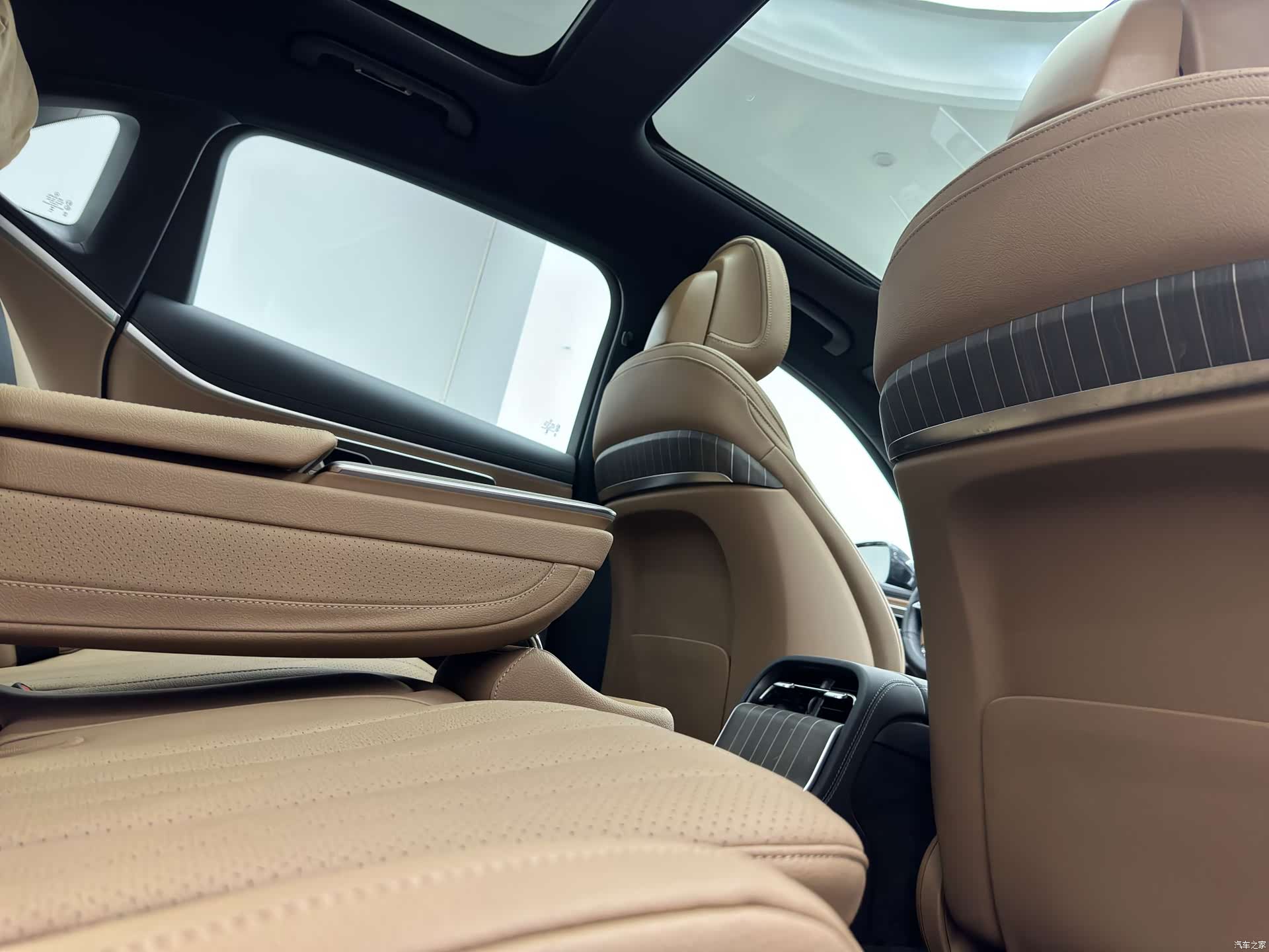 Mercedes-Benz E-Class, 2025 14