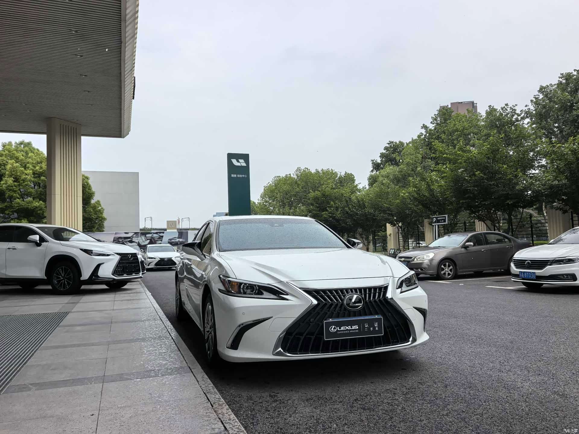 Lexus ES, 2022 3