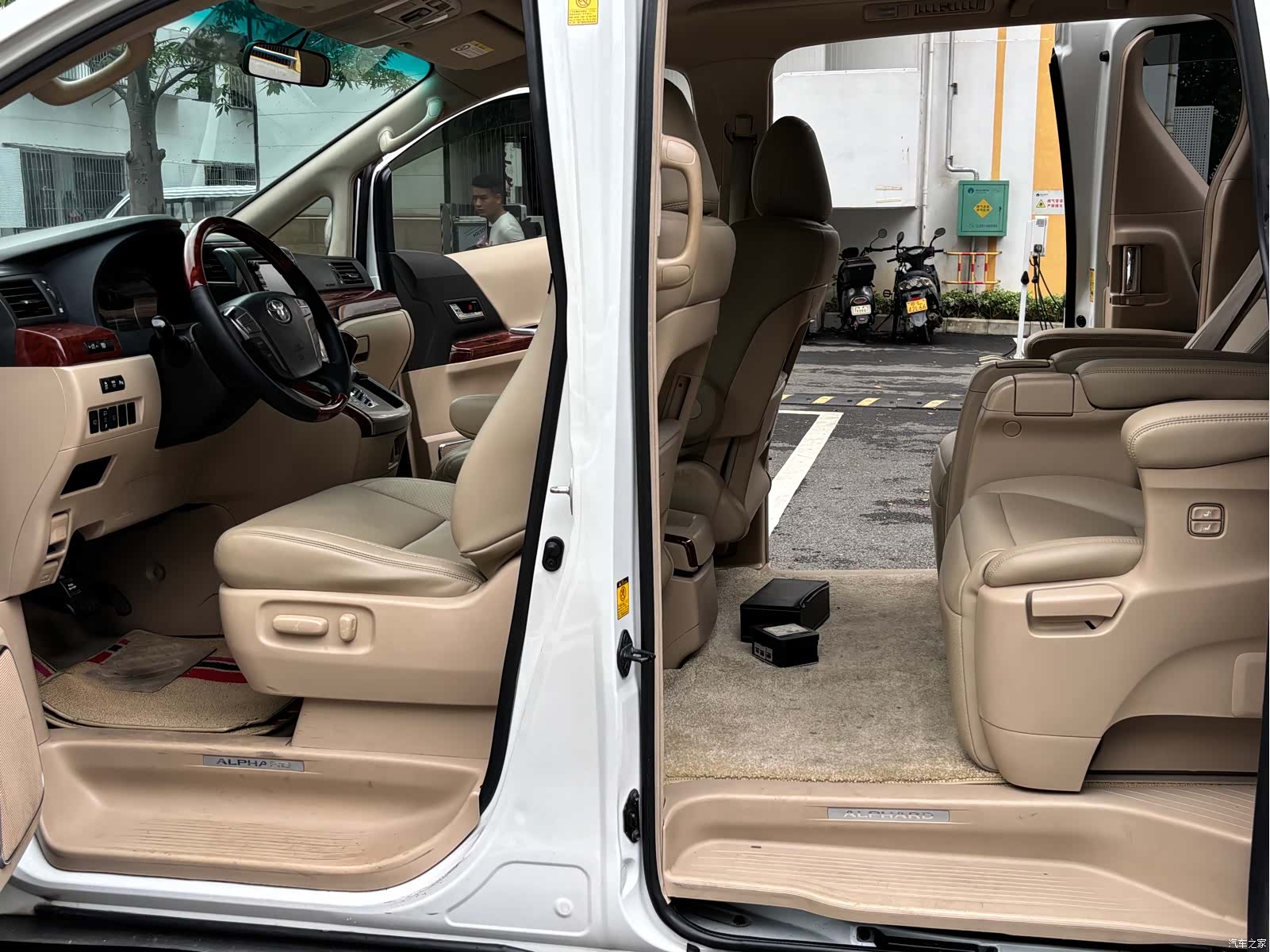 Toyota Alphard, 2010 10