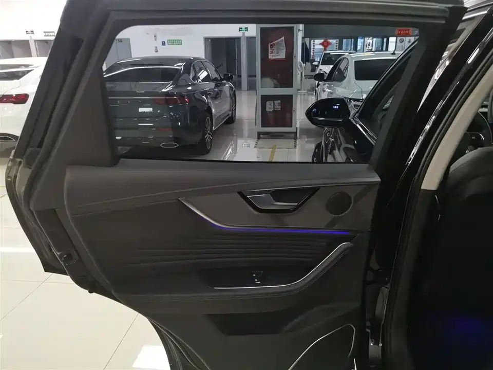 Hongqi HS5