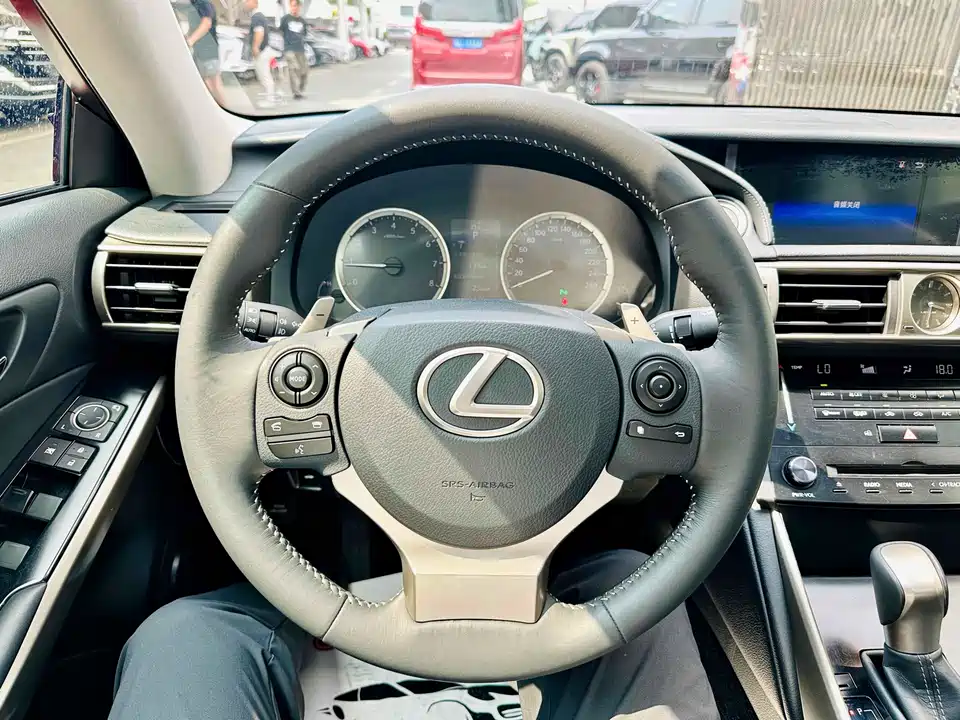 Lexus IS