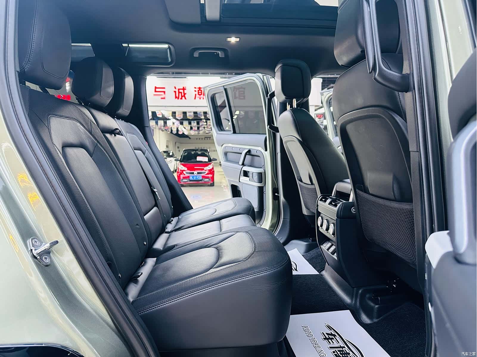 Land Rover Defender, 2023 11