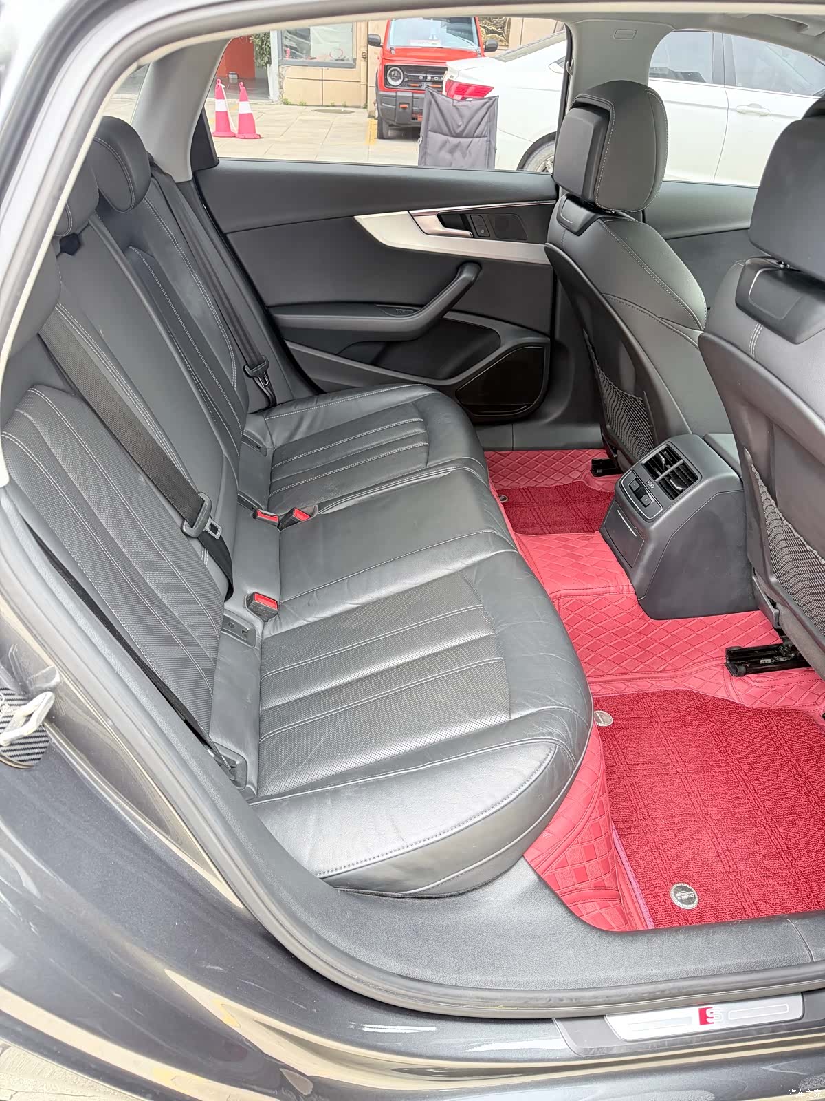 Audi A4L, 2020 все фото