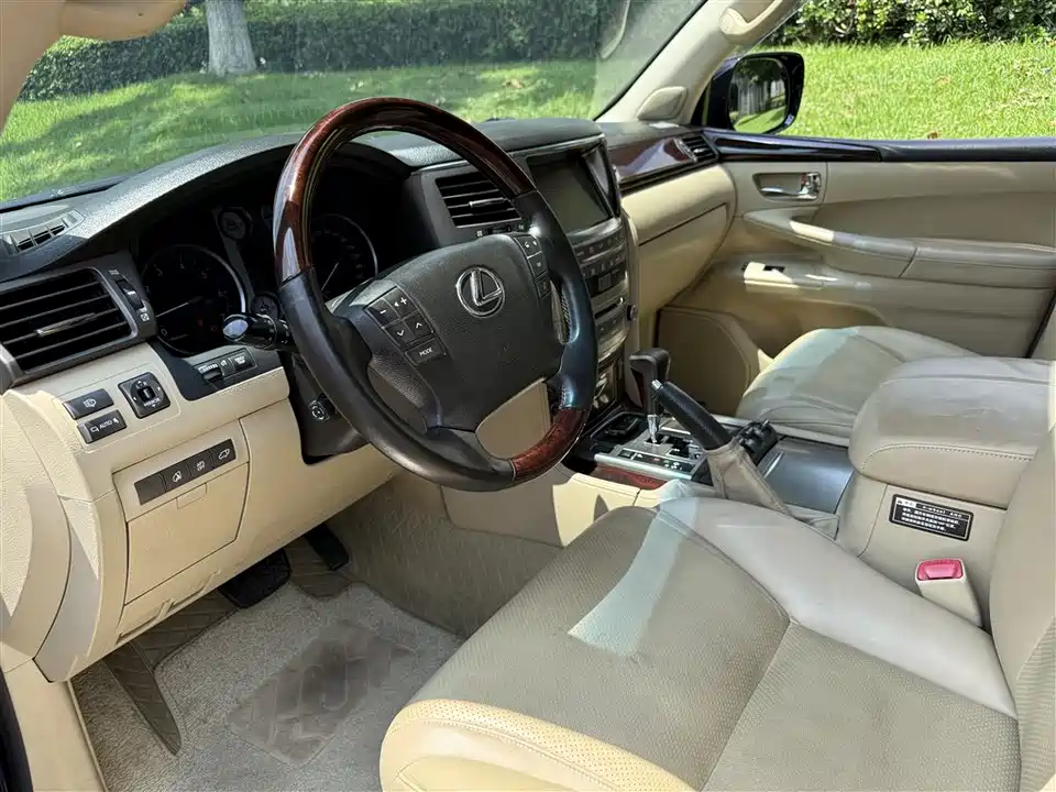 Lexus LX