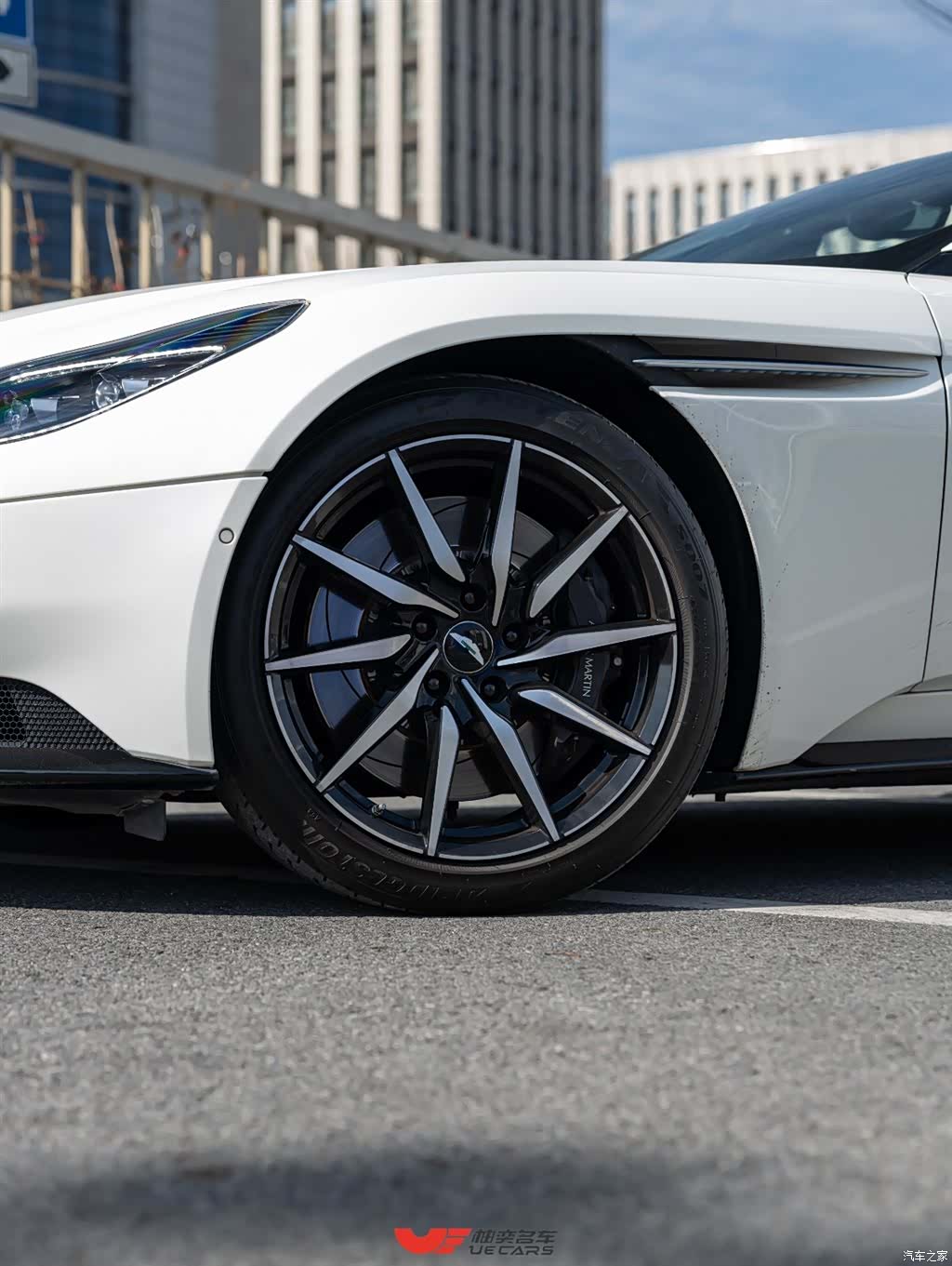 Aston Martin DB11, 2019 8