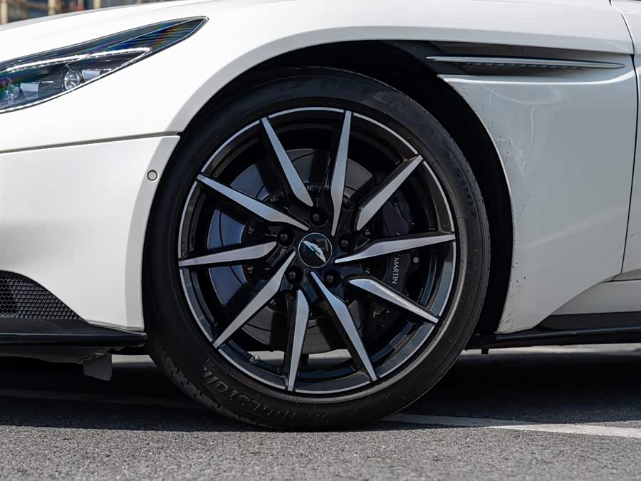 Aston Martin DB11 2019, фото 8