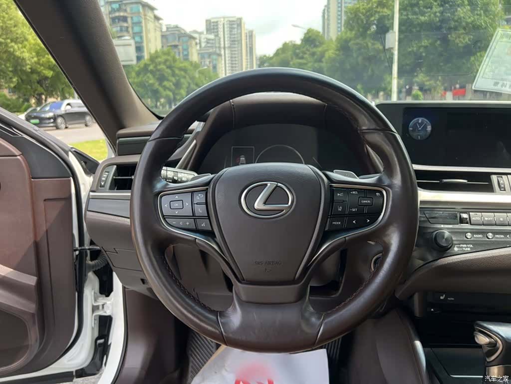 Lexus ES, 2019 19