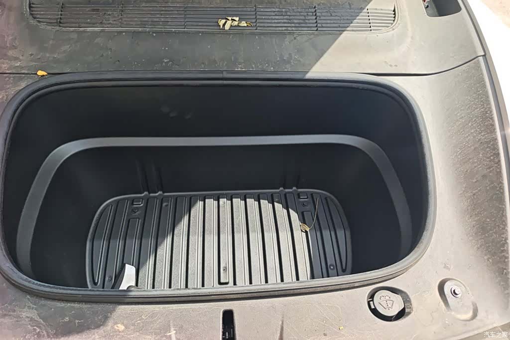 Tesla Model Y, 2025 10