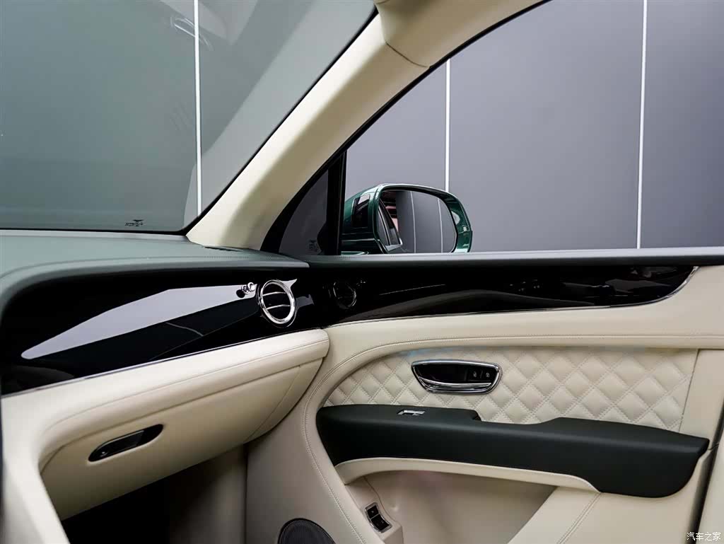 Bentley Bentayga, 2022 19