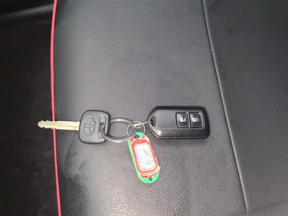 Toyota YARiS L to enjoy