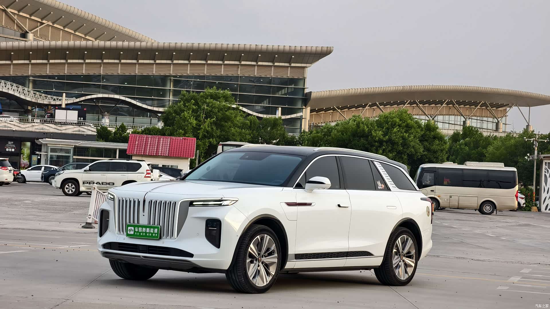 Hongqi E-HS9