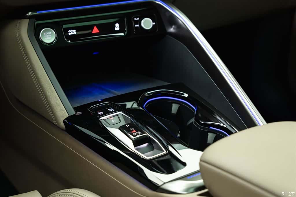 Audi Q5L, 2026 14
