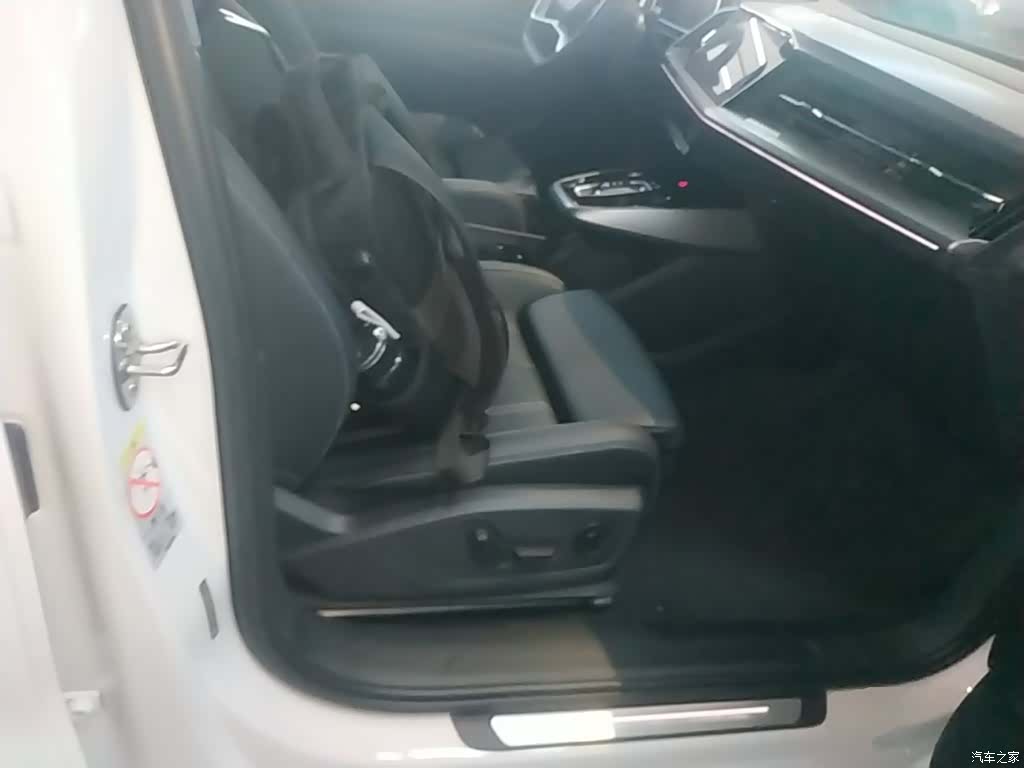 Audi Q4 e-tron, 2025 25