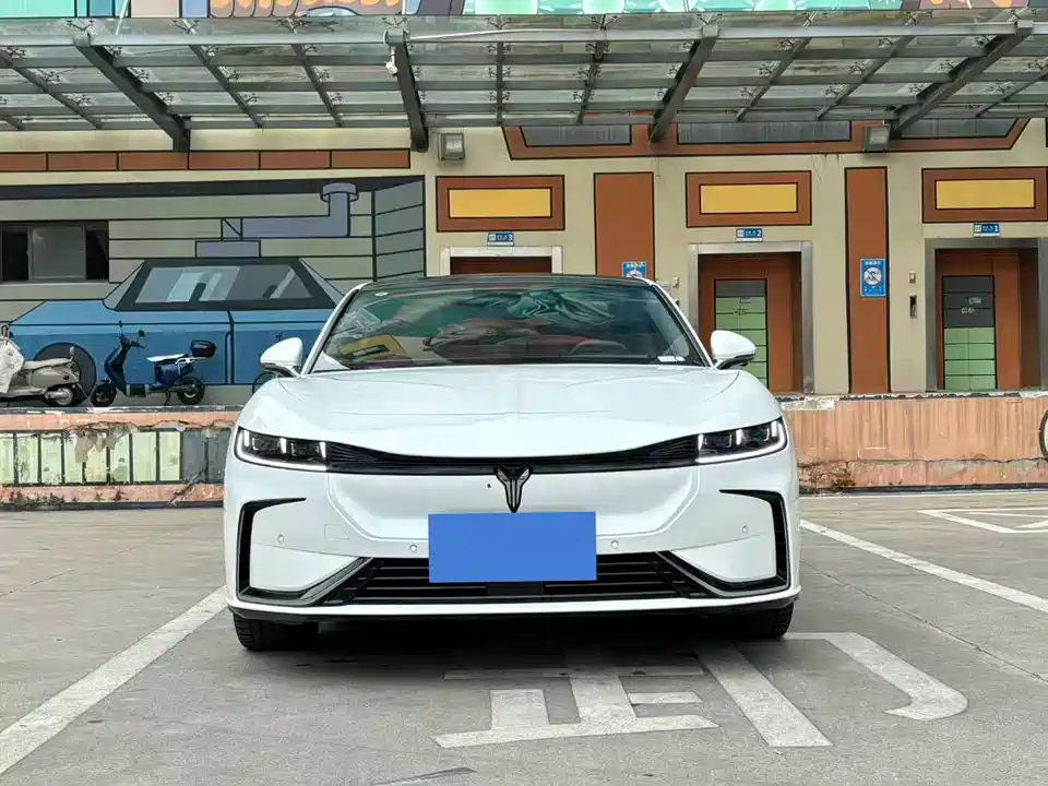 VOYAH Lantu chasing light