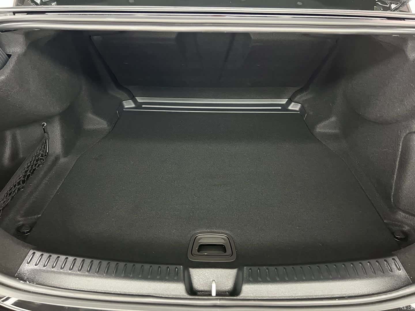 Mercedes-Benz E-Class, 2025 27