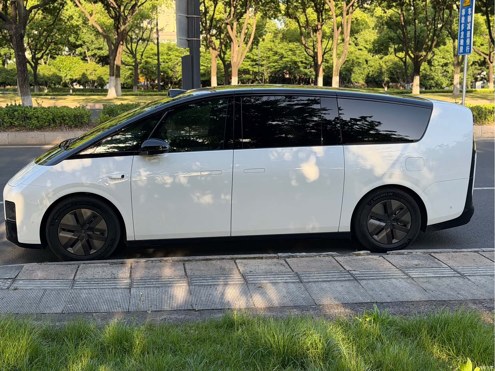 Li Auto MEGA, 2024 4